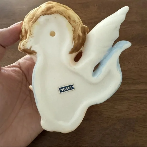 Vintage Bisque Angel Cherub Holding Roses Figurine Wall Plaque Japan - Picture 6 of 7